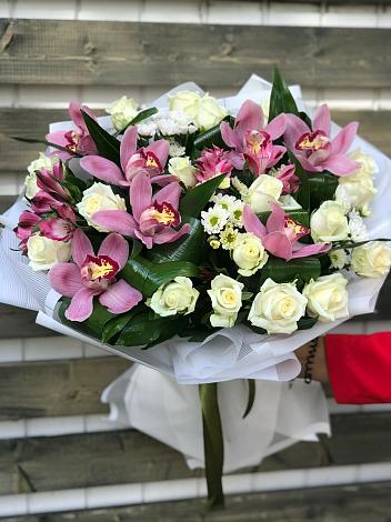 Букет цветов из: Розы и Хризантемы в поселок им. Кирова