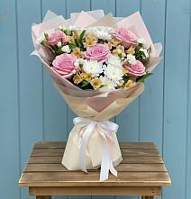 Букет цветов из:  Гвоздики, Орхидеи и Розы в поселок им. Кирова