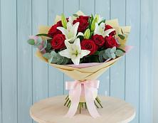 Букет цветов из:  Лилии и Розы в поселок им. Кирова