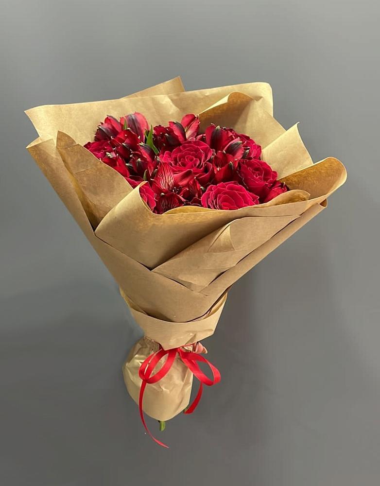 Букет цветов из: Альстромерии и Розы в поселок им. Кирова