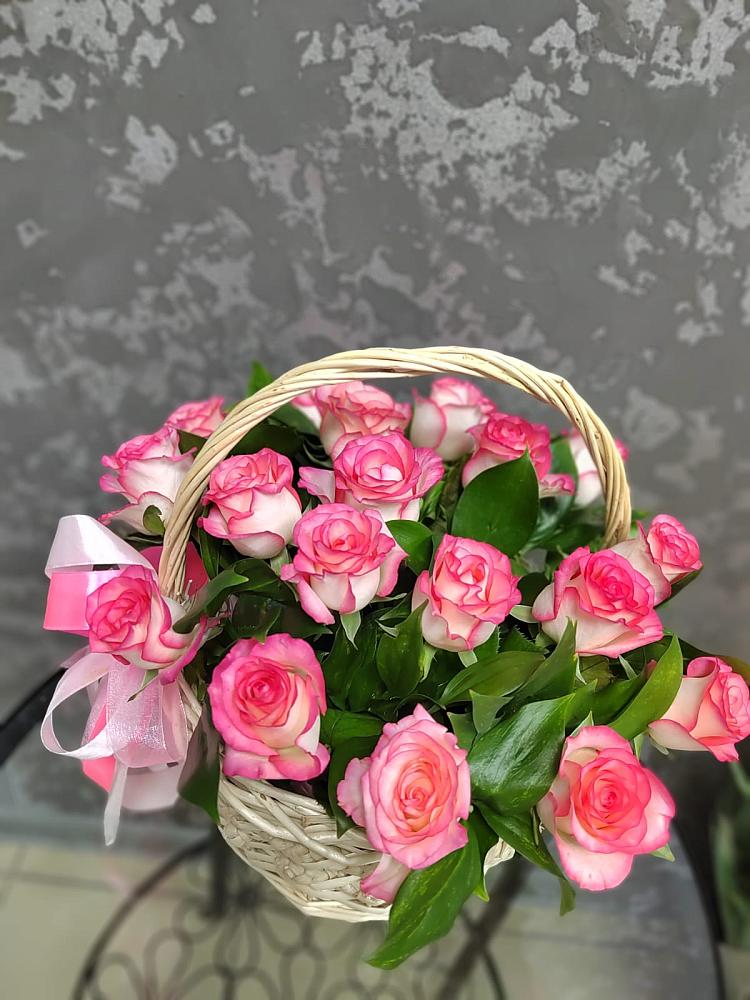 Цветочная композиция из Розы в корзине в поселок им. Кирова