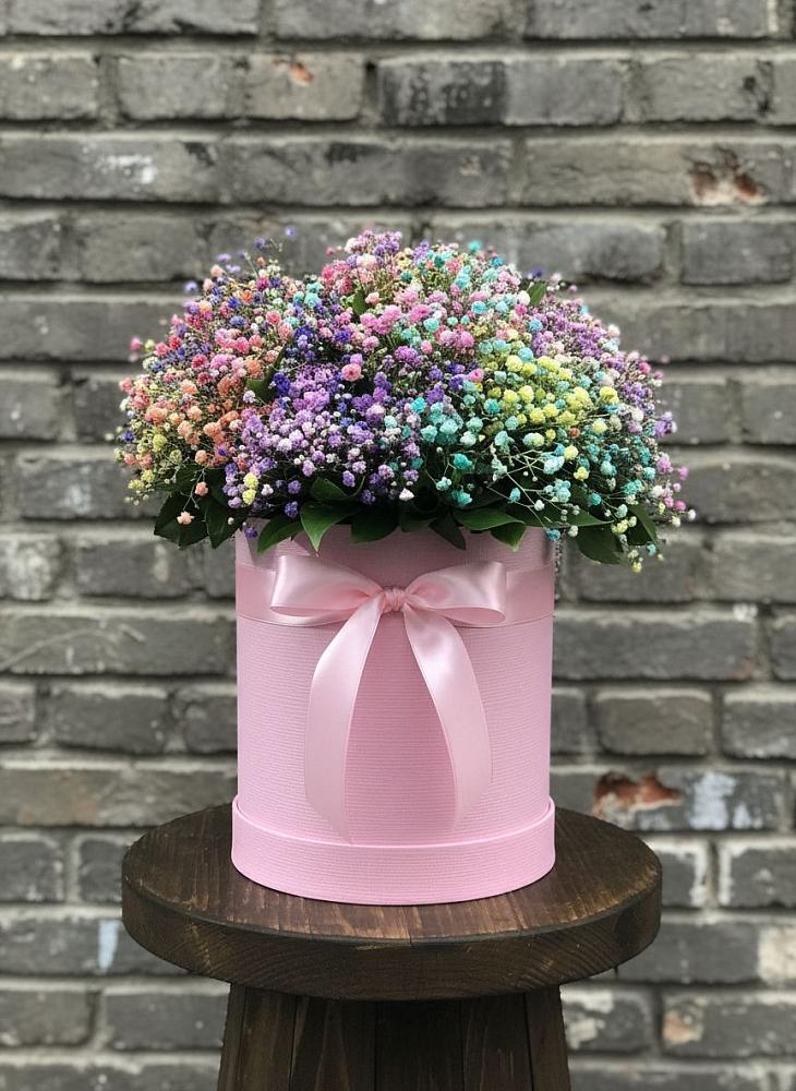 Цветочная композиция из Гипсофила и Розы в шляпной коробке в поселок им. Кирова