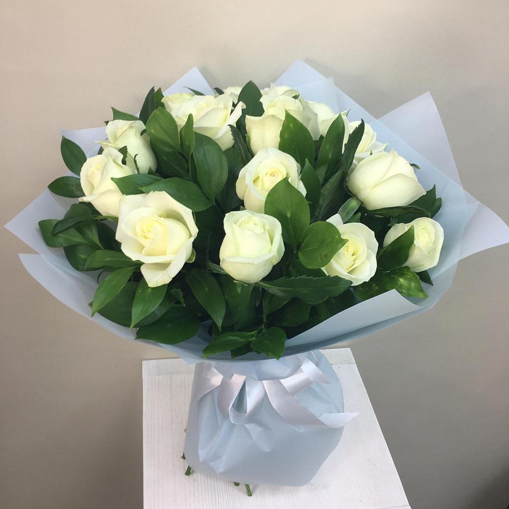 Букет 15 Белых роз Проуд в поселок им. Кирова