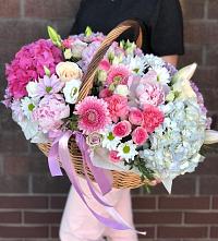 Композиция солнечный день в поселок им. Кирова Цветочная композиция из Розы, Хризантемы, Пионы и Лизиантусы в корзине в поселок им. Кирова