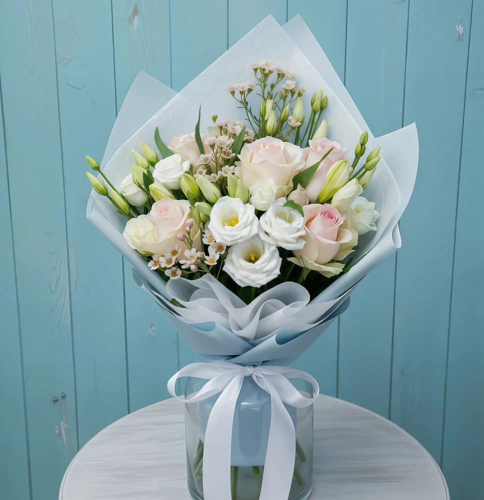 Букет цветов из: Розы и Лизиантусы в поселок им. Кирова