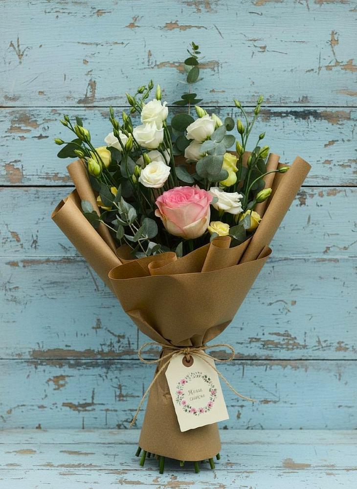 Букет цветов из: Розы и Лизиантусы в поселок им. Кирова