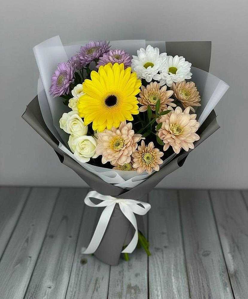 Букет цветов из: Розы, Герберы и Хризантемы в поселок им. Кирова