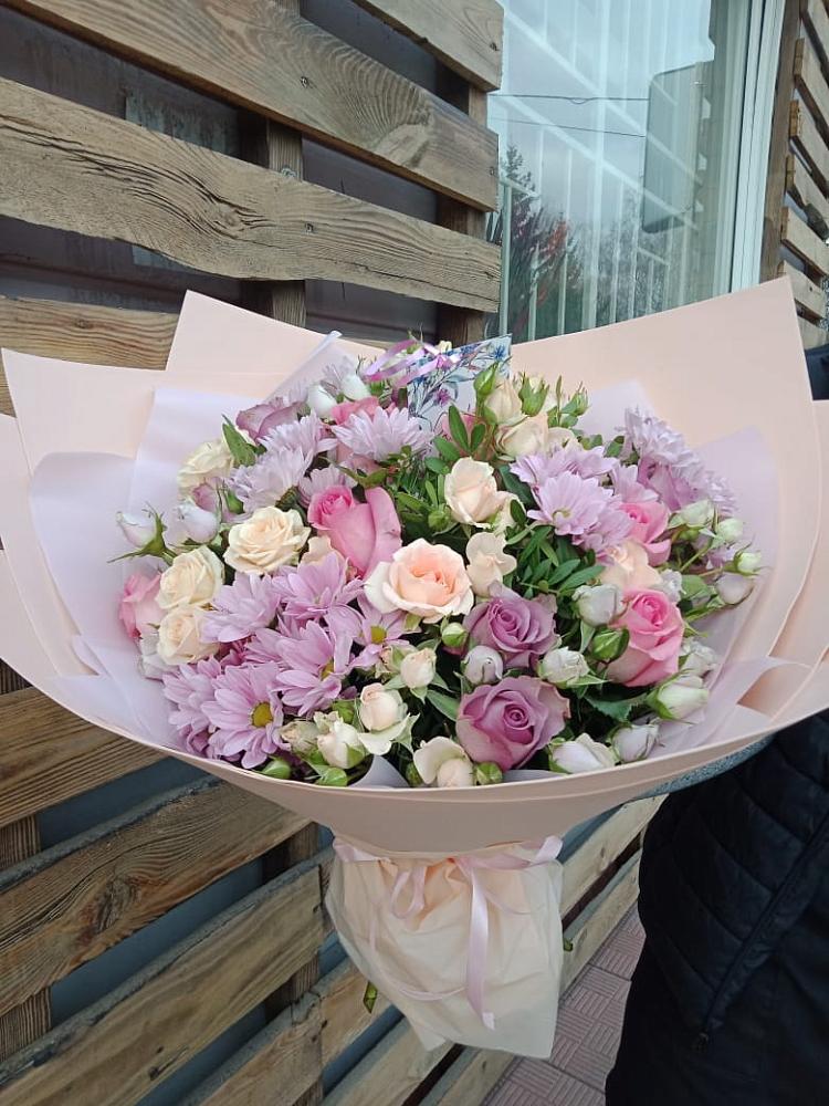 Букет цветов из: Розы и Хризантемы в поселок им. Кирова