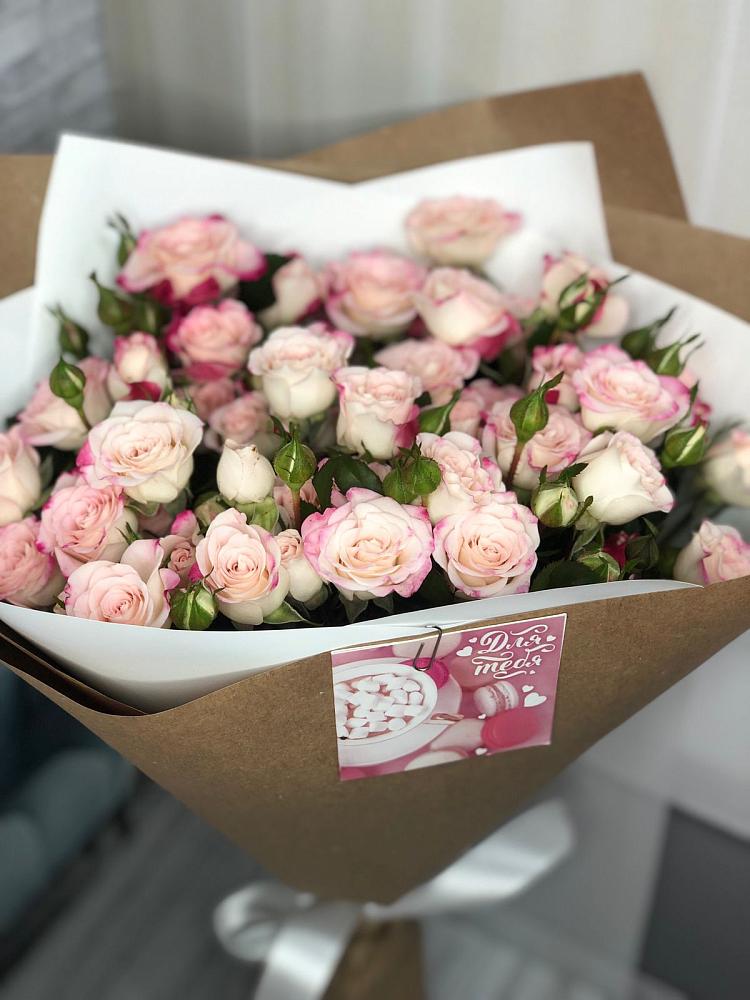 Букет цветов из: Розы в поселок им. Кирова