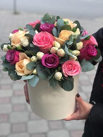 Цветочная композиция из Розы в шляпной коробке в поселок им. Кирова