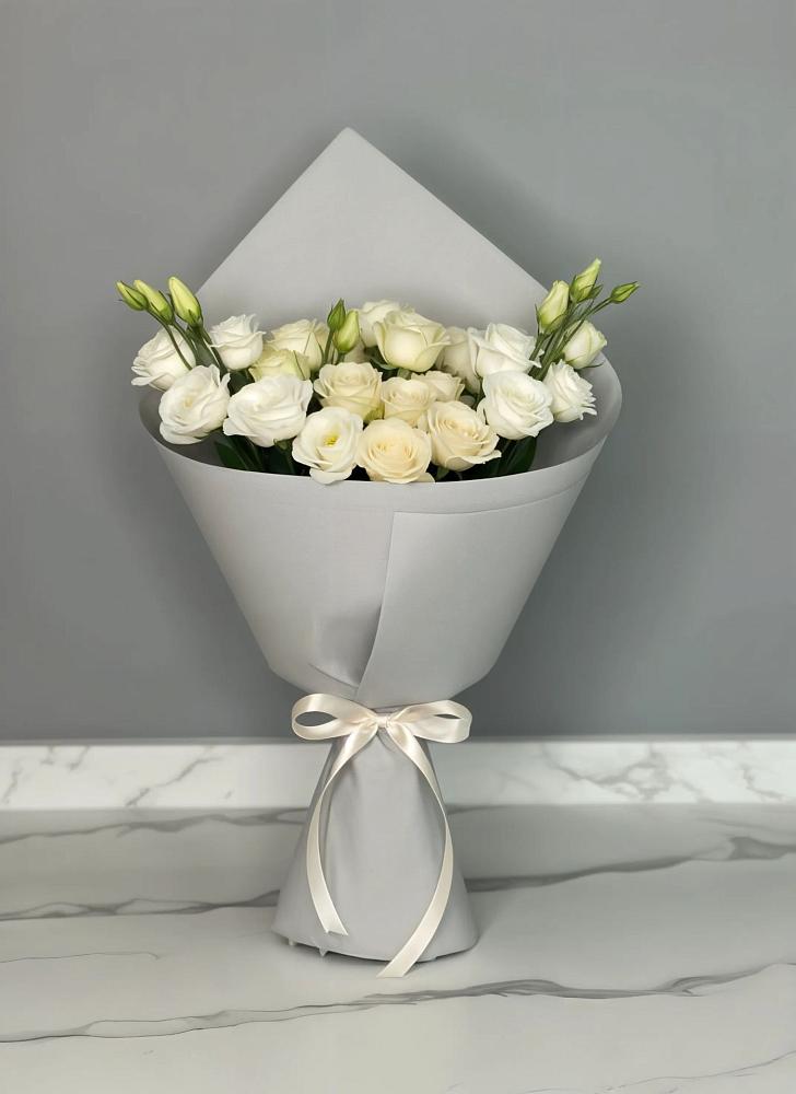 Букет цветов из: Розы и Лизиантусы в поселок им. Кирова