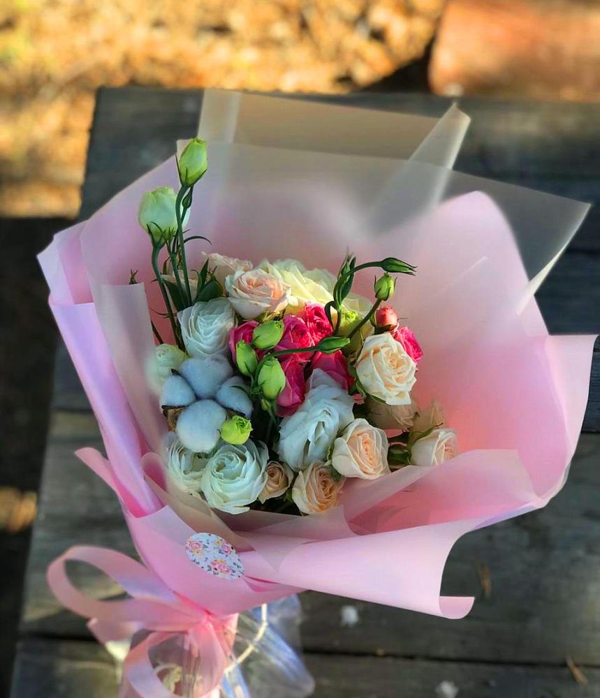 Букет цветов из: Розы и Лизиантусы в поселок им. Кирова