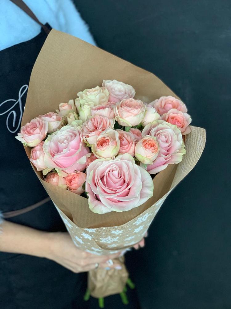 Букет цветов из: Хризантемы и Розы в поселок им. Кирова