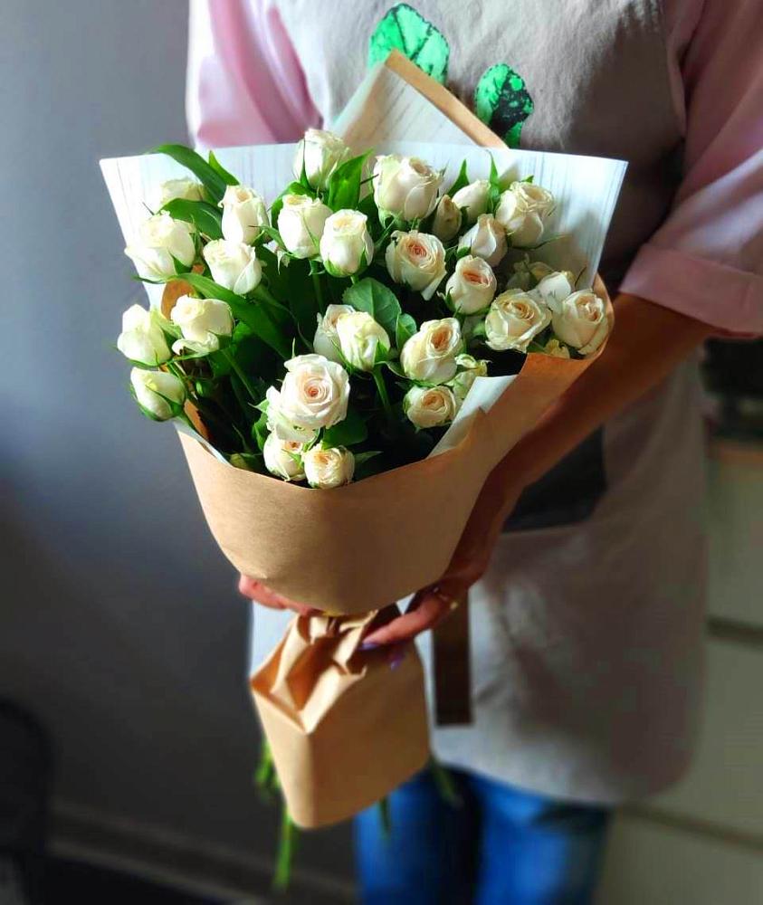 Букет цветов из: Розы в поселок им. Кирова