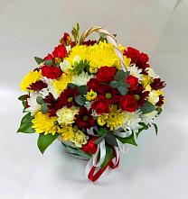 Цветочная композиция из Хризантемы и Розы в корзине в поселок им. Кирова