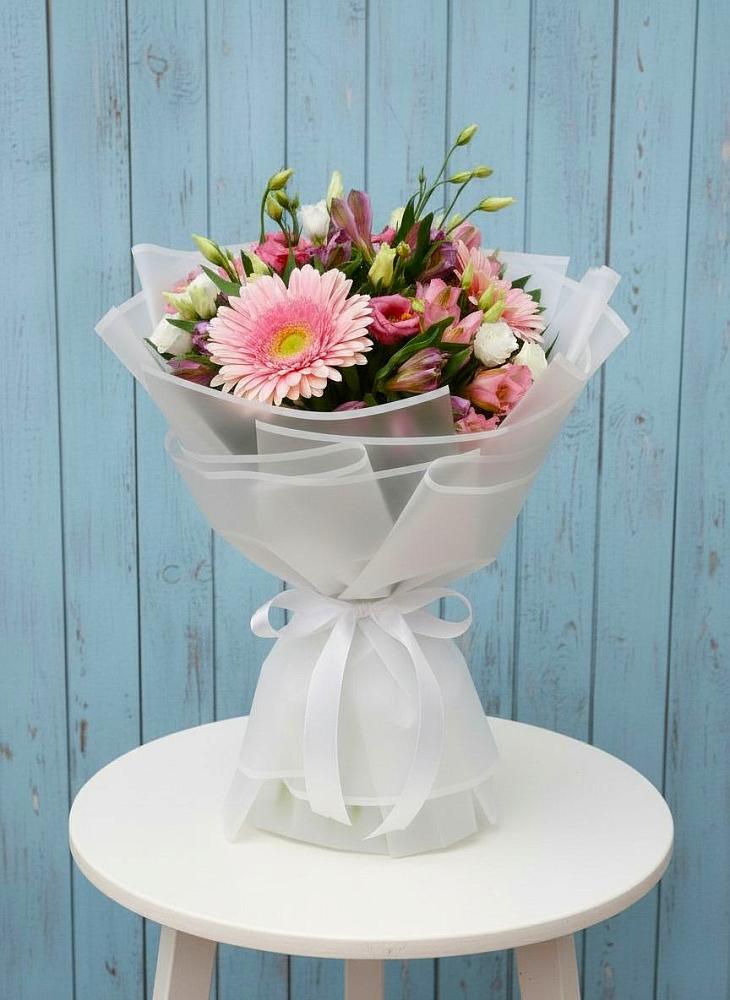 Букет цветов из: Герберы, Альстромерии и Лизиантусы в поселок им. Кирова