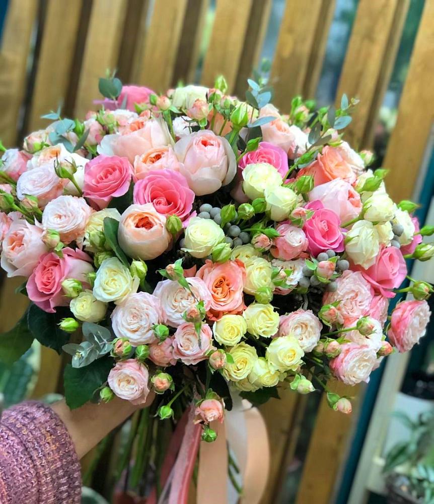 Букет цветов из: Розы в поселок им. Кирова