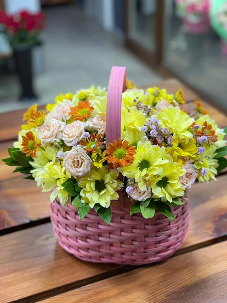 Цветочная композиция из Хризантемы и Розы в корзине в поселок им. Кирова