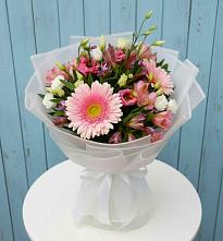 Букет цветов из:  Герберы, Альстромерии и Лизиантусы в поселок им. Кирова
