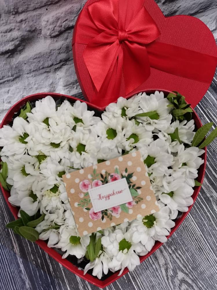 Цветочная композиция из Хризантемы в виде сердца в поселок им. Кирова