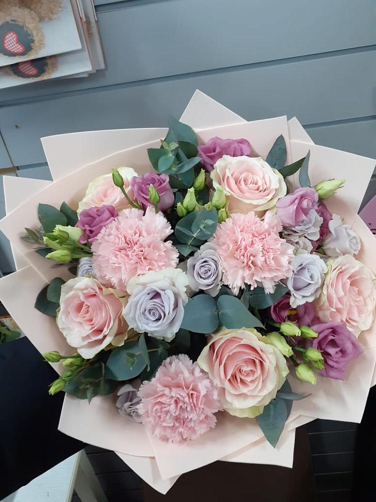 Букет цветов из: Розы, Гвоздики и Лизиантусы в поселок им. Кирова