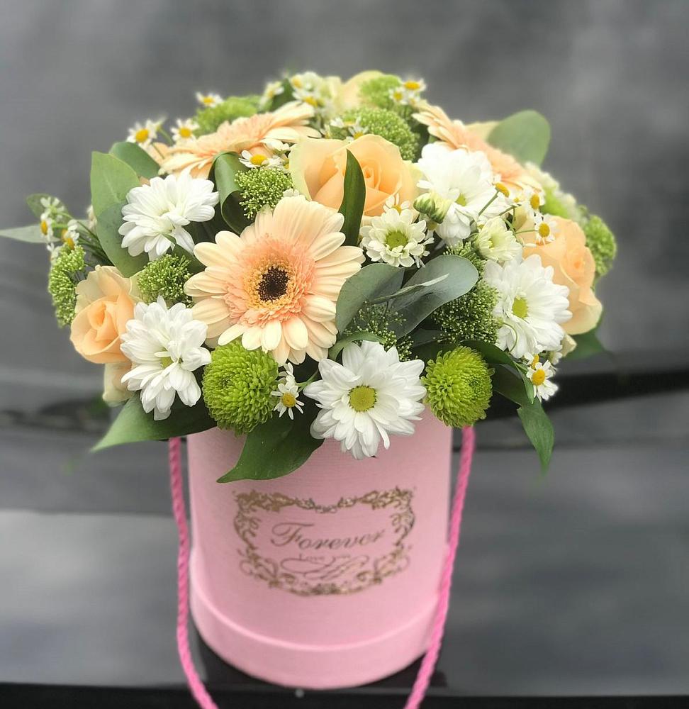 Цветочная композиция из Розы, Герберы и Хризантемы в шляпной коробке в поселок им. Кирова