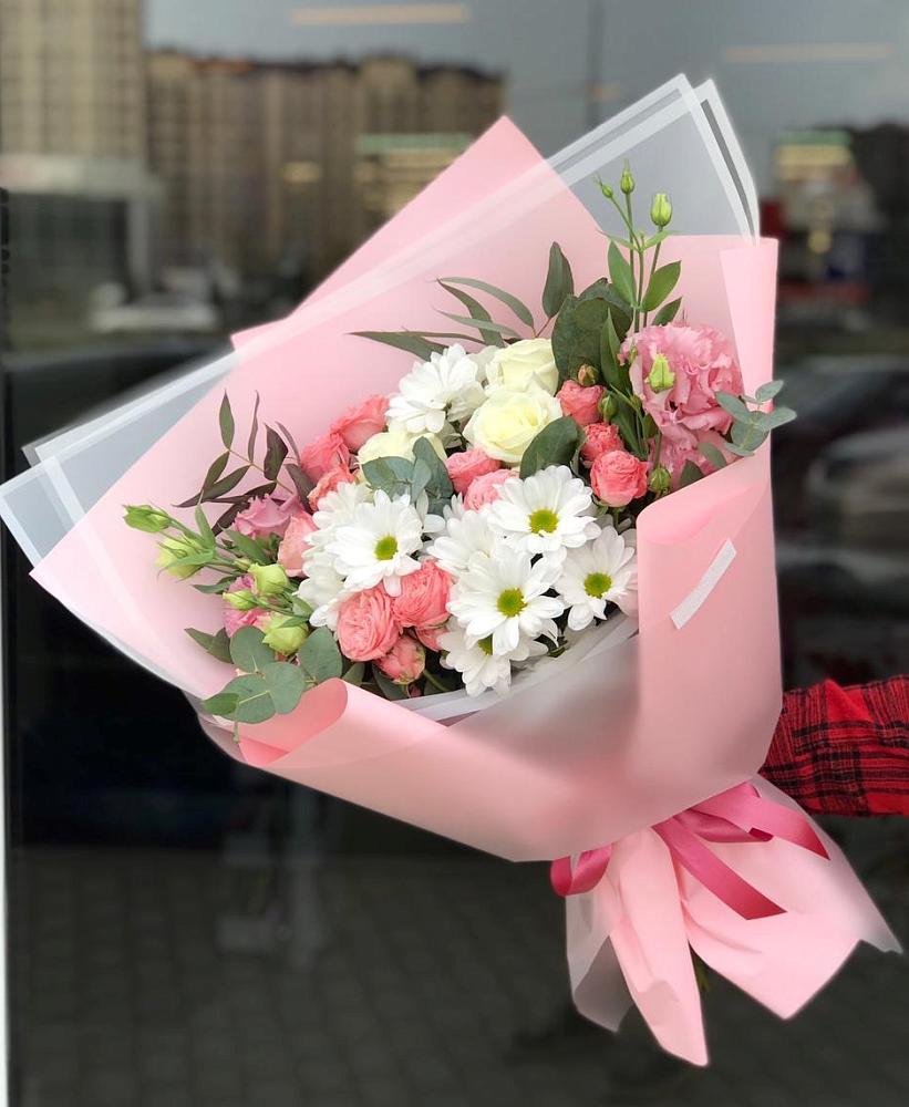 Букет нежный в поселок им. Кирова Букет цветов из: Розы, Лизиантусы и Хризантемы в поселок им. Кирова